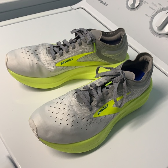 BROOKS - Picture 2 of 9